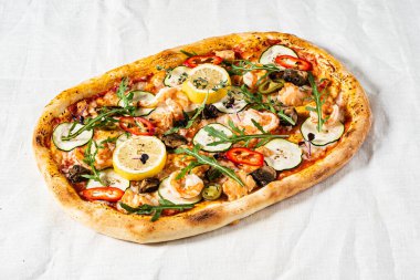 Limonlu ve roka aromalı deniz ürünleri pizzası.