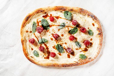 Ahududu ve karamelli tatlı pizza.