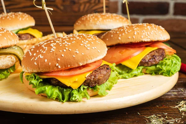 Hamburguesas Con Papas Fritas Fondo Madera — Foto de Stock