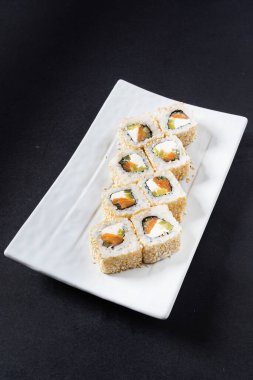 Masada lezzetli suşi var, kapat.