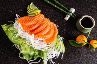 sashimi siyah arka plan üzerine yakın çekim