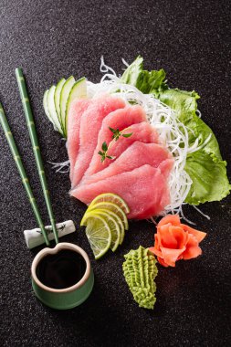 sashimi siyah arka plan üzerine yakın çekim