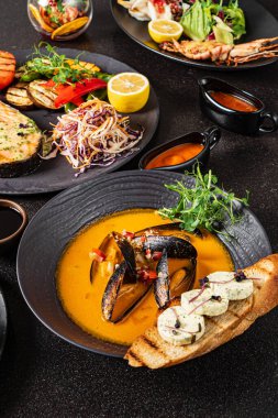 Siyah arkaplanda Asya seti, kapatın.