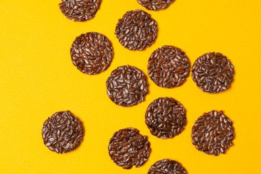 keto flax krakerleri, üst görünüm, kapat