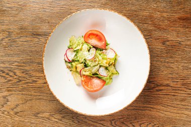 Domates ve turplu taze salata.