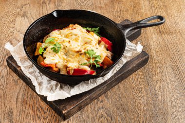 Et ve peynirli kızarmış sebze.