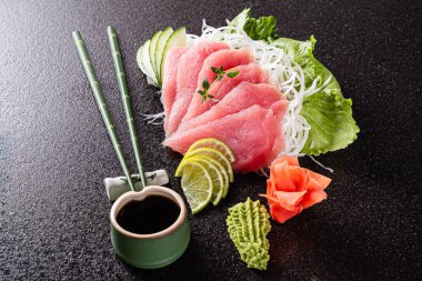 sashimi siyah arka plan üzerine yakın çekim