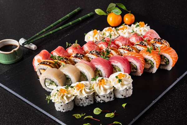 Sushi Czarnym Tle Bliska — Zdjęcie stockowe