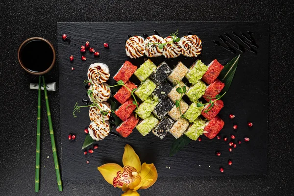 Sushi Saporito Sullo Sfondo Nero Primo Piano — Foto Stock