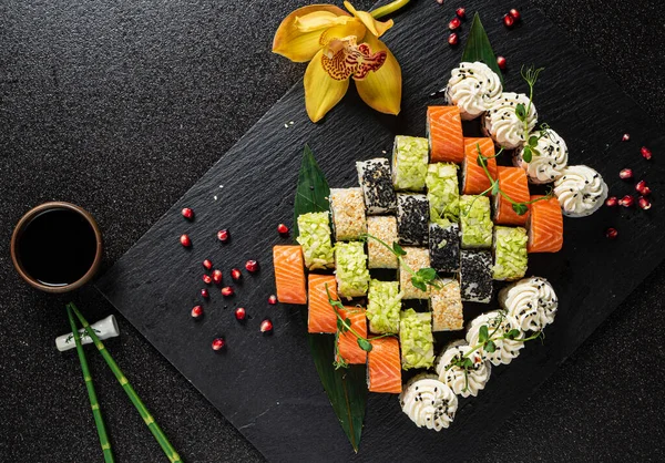 Smaczne Sushi Czarnym Tle Zbliżenie — Zdjęcie stockowe