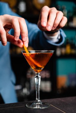 Kahveci barda kokteyl hazırlıyor.