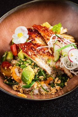 Yılan balığı ve muzla dürt.