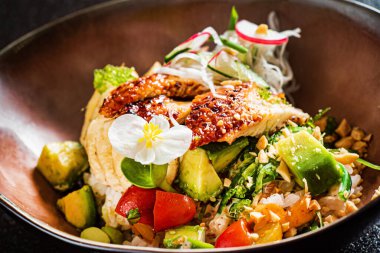 Yılan balığı ve muzla dürt.