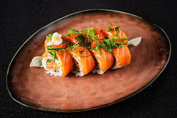 Set Sushi Creativo Con Flores Comestibles —  Fotos de Stock