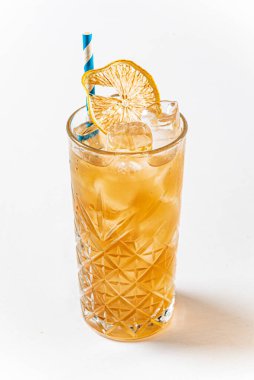 Beyaz arka planda kokteyl