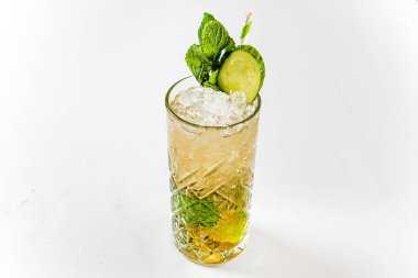 Beyaz arka planda kokteyl