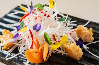 Japon aperatifleri tabakta.