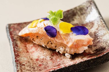 Japon aperatifleri tabakta.