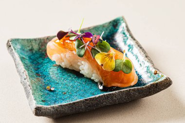 Japon aperatifleri tabakta.