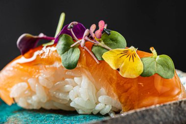 Japon aperatifleri tabakta.