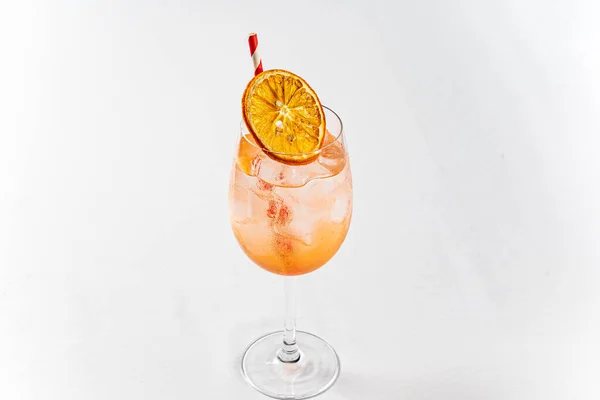 Cocktail Den Vita Bakgrunden — Stockfoto