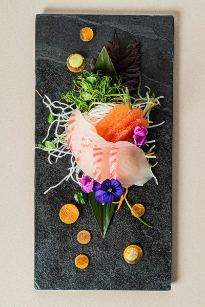 有创意的日本开胃菜放在盘子里 — 图库照片