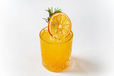 Beyaz arka planda kokteyl