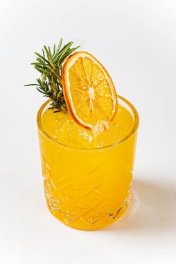 Beyaz arka planda kokteyl