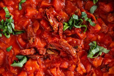 Fesleğenli İtalyan domates sosu.