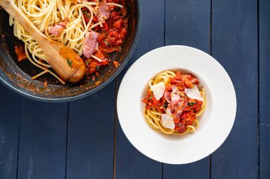 Domates soslu makarna ve pastırma.