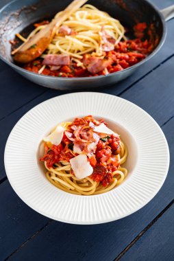 Domates soslu makarna ve pastırma.