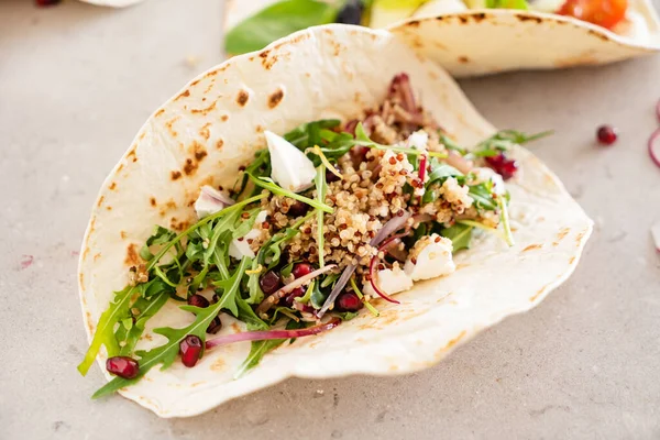 Pão Pita Com Legumes Frescos Molho — Fotografia de Stock