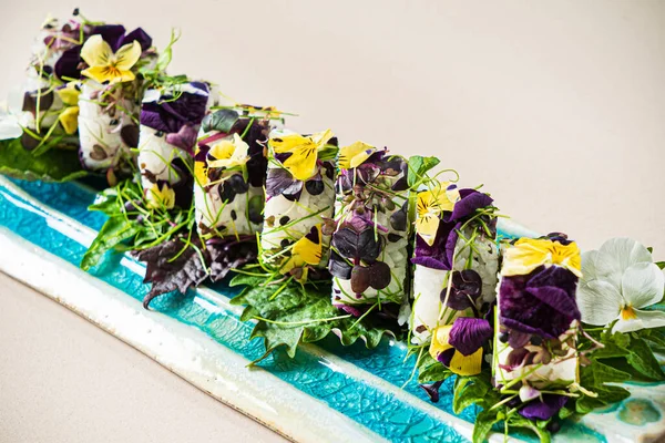 Sushi Criativo Com Flores Comestíveis — Fotografia de Stock