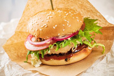 Etli ve sebzeli hamburger.