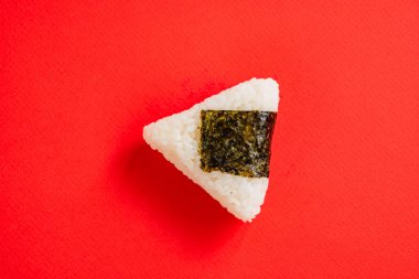 Arkaplanda üçgen onigiri