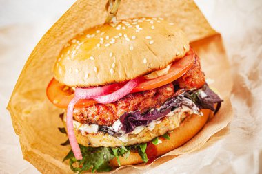 Pirzola ve sebzeli taze hamburger.