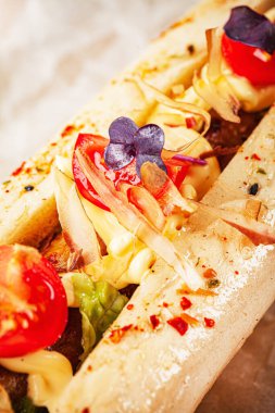 Tavuk ve sebzeli sandviç.