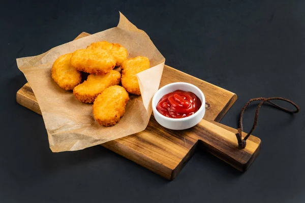 Nuggets Poulet Avec Ketchup Sur Planche Bois — Photo