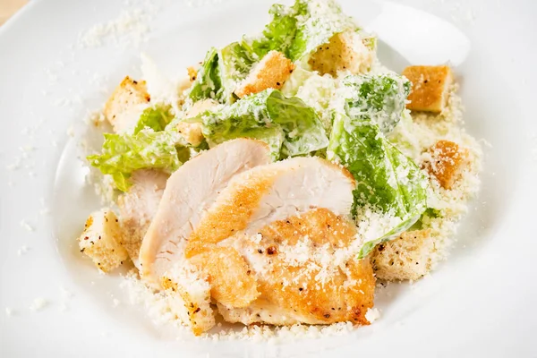 Insalata Cesare Fresca Piatto Bianco Fondo Legno — Foto Stock