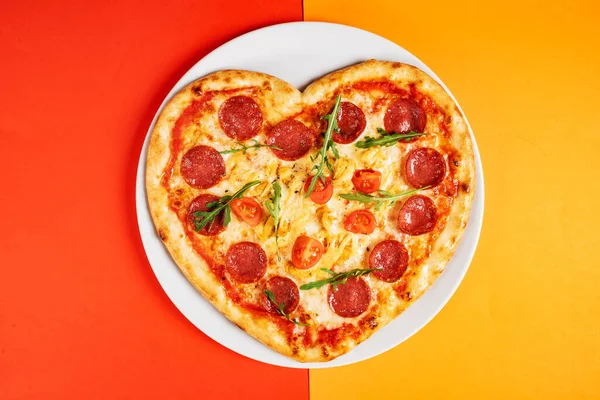 Herzförmige Pizza Mit Fleisch Und Gemüse Essenskonzept Der Romantischen Liebe — Stockfoto