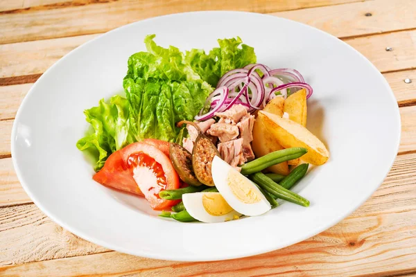 Thunfischsalat Auf Dem Hölzernen Hintergrund — Stockfoto