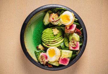 Ton balıklı salata ve avokado.