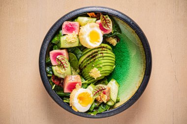 Ton balıklı salata ve avokado.