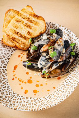 Restoranda krem tozlu midye tabağı.