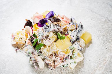 Tavuk, patates ve mayonezli salata.