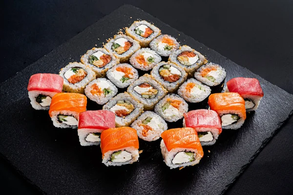 Sushi Definido Fundo Preto — Fotografia de Stock