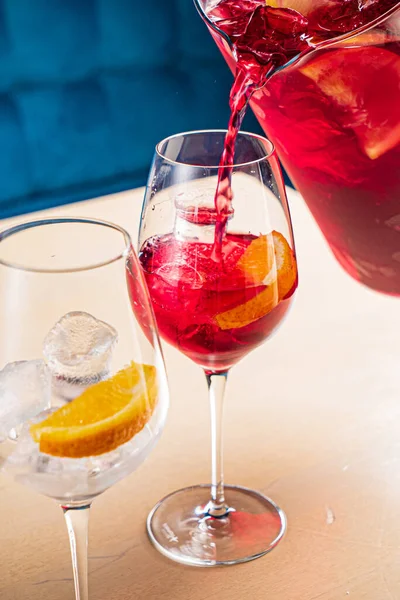 Taze meyve ve meyveli soğuk sangria.