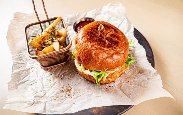 Burger Tomato Sauce Baked Potato — Stock Photo, Image