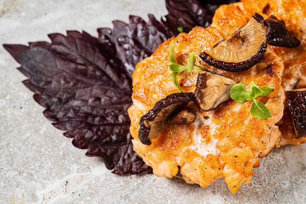 Hühnerschnitzel Auf Den Perilla Blättern — Stockfoto