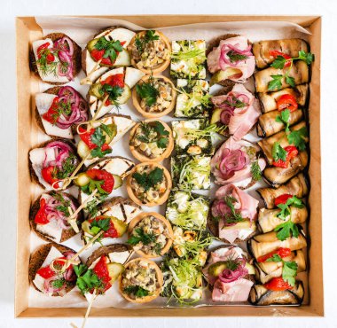 Noel mezeleri masada.